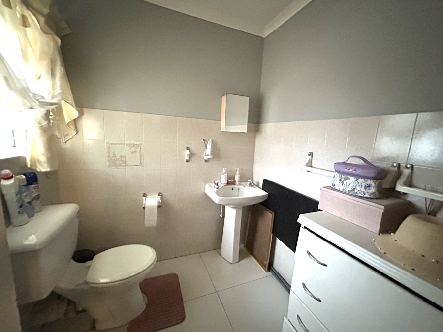 5 Bedroom Property for Sale in Beacon Bay Eastern Cape